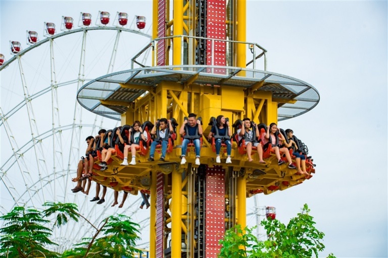Du khách thích thú với Tháp rơi tự do tại Asia Park ảnh 6
